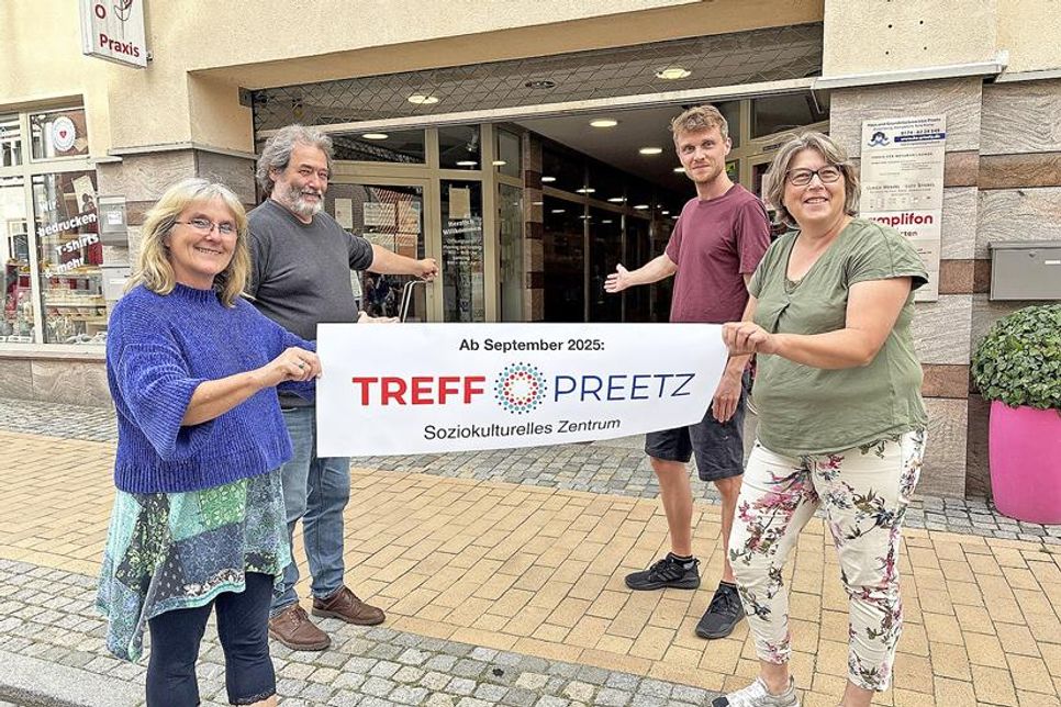Nach monatelanger Planung öffnet der neu gegründete Verein „Treff Preetz e.V.“ am 6. September zum ersten Mal die Türen seines soziokulturellen Zentrums in der Kirchenstraße 12-14. Das Vorstandsteam mit Annette Zacharias, Martin Kastranek, Finn Peters und Astrid Faehling (von links) lädt dann zum „1. Offenen Markttreff“ mit Klönschnack und Ideenschmiede ein.