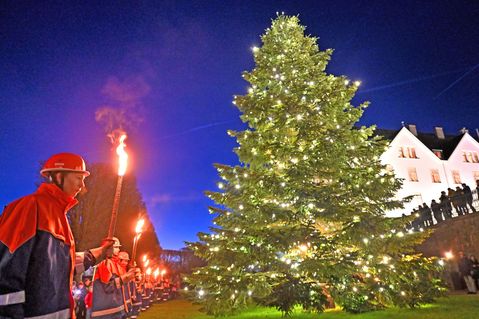 Die Fackelträger der Jugendfeuerwehr begleiteten die Aktion.