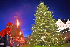 Die Fackelträger der Jugendfeuerwehr begleiteten die Aktion.