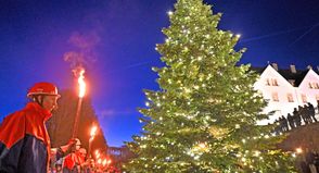 Die Fackelträger der Jugendfeuerwehr begleiteten die Aktion.