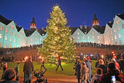 Stimmungsvolles Anleuchten 2024 am Plöner Schloss.