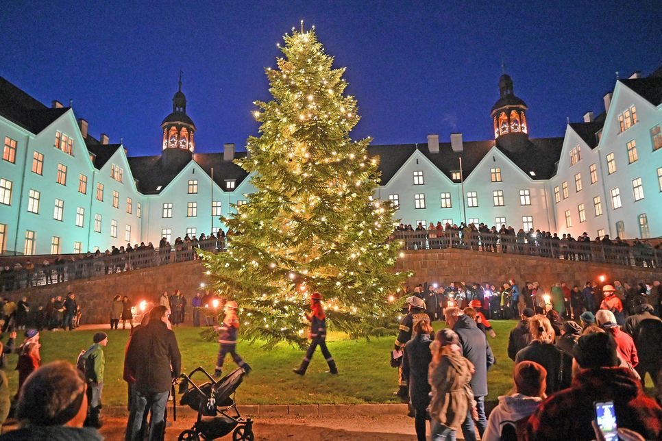 Stimmungsvolles Anleuchten 2024 am Plöner Schloss.
