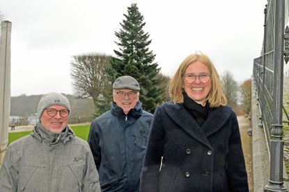Der Geschäftsführer der Fielmann Akademie Lars Hellberg sowie Dr. Reinhart Reche, zweiter stellvertretender Bürgervorsteher der Stadt Plön, und Bürgermeisterin Mira Radünzel-Schneider (v. l.) laden zum gemeinsamen Anleuchten am Freitagnachmittag ein.