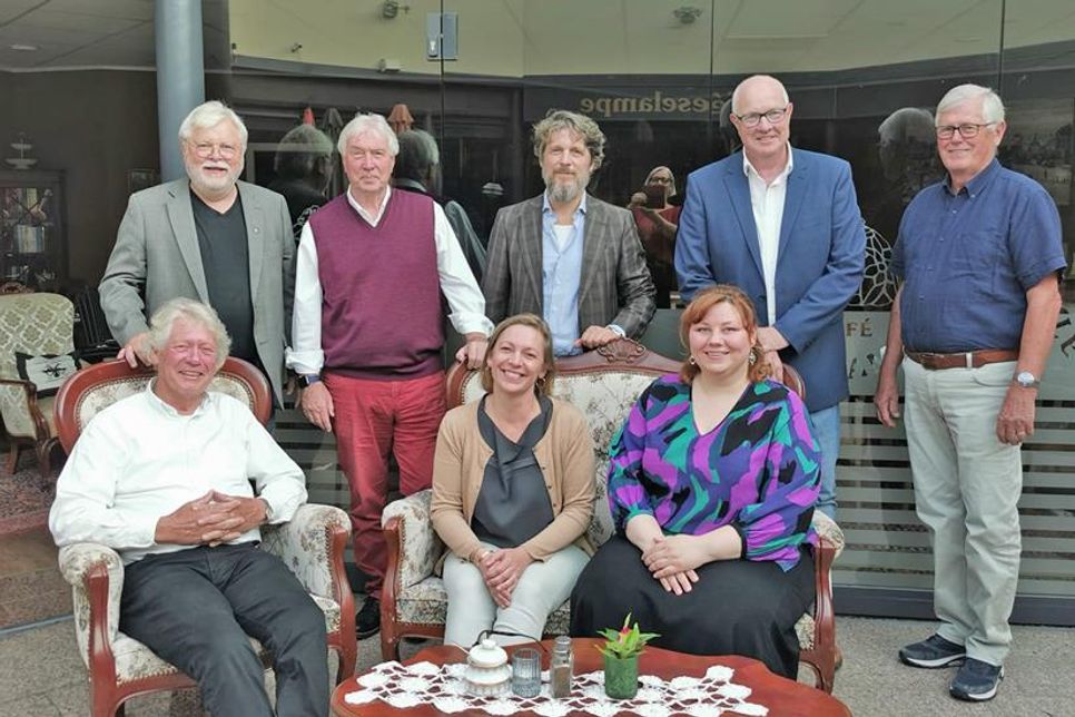 Unter den Gründungsmitgliedern herrscht Freude: Die Stadtbürger-Stiftung Oldenburg i.H. ist aus der Taufe gehoben.
