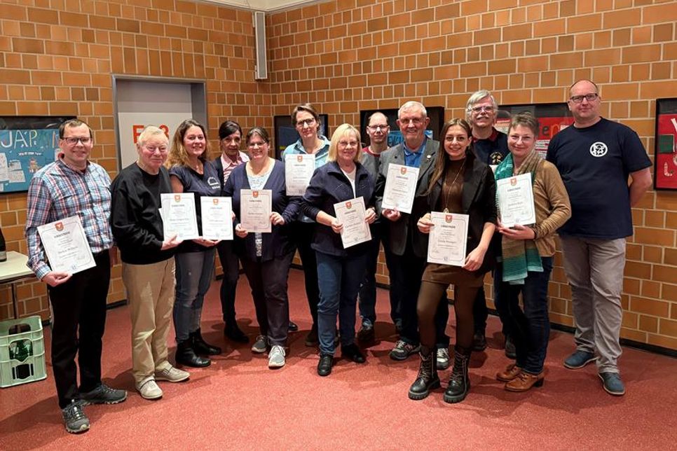 Lars de Waal (re.) mit den geehrten Mitgliedern, darunter Ehrenvorsitzender Jürgen Hay (2. v. lks.), der dem Verein vor 70 Jahren als Zwölfjähriger beitrat.
