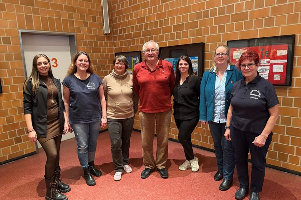 Der Vorstand: Jugendwartin Linda Hempel, Schriftwartin Elif Lehmann, die neue 2. Vorsitzende Katja Schauland, der neue 1. Vorsitzende Jürgen Nitze, Festausschutzvorsitzende Saskia Bergmann, Kassenwartin Astrid Willert und Beisitzerin Christiane Weber (v. lks.)