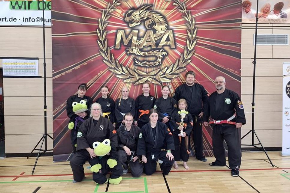 Die Teikojutsuka aus Ostholstein mit Großmeister Olaf Laur (re.).