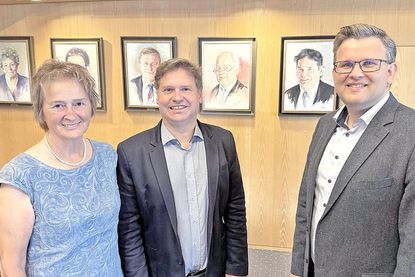 Kreispräsidentin Hildegard Mersmann, ihr Amtsvorgänger Stefan Leyk und der stellvertretende Landrat Andé Jagusch stellten das neue Gemälde im Kreissitzungssaal in Plön vor.