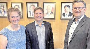 Kreispräsidentin Hildegard Mersmann, ihr Amtsvorgänger Stefan Leyk und der stellvertretende Landrat Andé Jagusch stellten das neue Gemälde im Kreissitzungssaal in Plön vor.