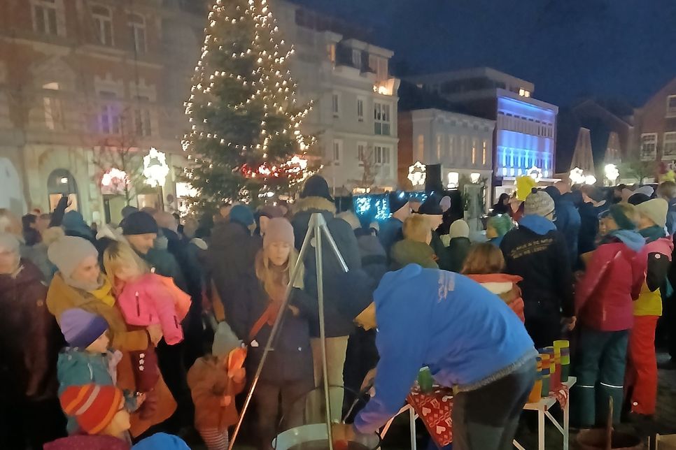 Rund um den Baum auf dem Preetzer Markt sorgen die „Wühlmäuse“ für Programm.