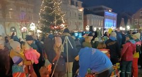 Rund um den Baum auf dem Preetzer Markt sorgen die „Wühlmäuse“ für Programm.