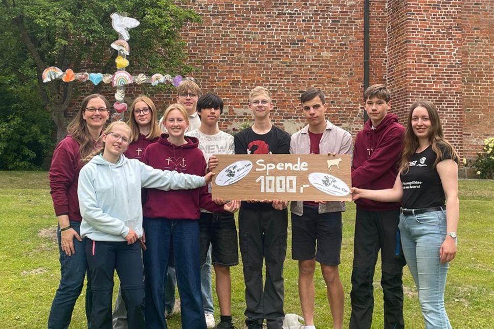Lensahn. Im Rahmen einer Spendenübergabe hat das Team von Käse-Tim aus Koselau insgesamt 2.000 Euro an gemeinnützige Einrichtungen in Lensahn übergeben. Die Spendensumme stammt aus den Einnahmen einer Regional-Tombola, die während des diesjährigen „Kösläpps“ veranstaltet wurde. Jeweils 1.000 Euro gingen an die Pfadfinder sowie an die Jugendarbeit Lensahn. Die Mittel sollen die vielfältigen Angebote und Projekte der beiden Einrichtungen unterstützen. (red)