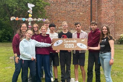Lensahn. Im Rahmen einer Spendenübergabe hat das Team von Käse-Tim aus Koselau insgesamt 2.000 Euro an gemeinnützige Einrichtungen in Lensahn übergeben. Die Spendensumme stammt aus den Einnahmen einer Regional-Tombola, die während des diesjährigen „Kösläpps“ veranstaltet wurde. Jeweils 1.000 Euro gingen an die Pfadfinder sowie an die Jugendarbeit Lensahn. Die Mittel sollen die vielfältigen Angebote und Projekte der beiden Einrichtungen unterstützen. (red)