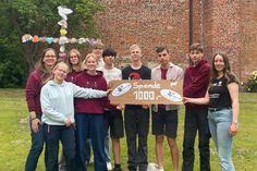 Lensahn. Im Rahmen einer Spendenübergabe hat das Team von Käse-Tim aus Koselau insgesamt 2.000 Euro an gemeinnützige Einrichtungen in Lensahn übergeben. Die Spendensumme stammt aus den Einnahmen einer Regional-Tombola, die während des diesjährigen „Kösläpps“ veranstaltet wurde. Jeweils 1.000 Euro gingen an die Pfadfinder sowie an die Jugendarbeit Lensahn. Die Mittel sollen die vielfältigen Angebote und Projekte der beiden Einrichtungen unterstützen. (red)