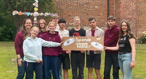 Lensahn. Im Rahmen einer Spendenübergabe hat das Team von Käse-Tim aus Koselau insgesamt 2.000 Euro an gemeinnützige Einrichtungen in Lensahn übergeben. Die Spendensumme stammt aus den Einnahmen einer Regional-Tombola, die während des diesjährigen „Kösläpps“ veranstaltet wurde. Jeweils 1.000 Euro gingen an die Pfadfinder sowie an die Jugendarbeit Lensahn. Die Mittel sollen die vielfältigen Angebote und Projekte der beiden Einrichtungen unterstützen. (red)