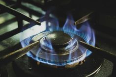 https://unsplash.com/de/fotos/schwarz-weiss-gasherd-CdW4DAF5i7Q