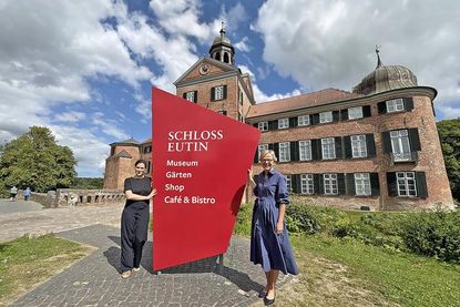 Andrea Haarer (links) und Brigitta Herrmann laden Interessierte aus dem PLZ-Bereichen Preetz und Plön zum kostenlosen Besuch des historischen Residenzschlosses ein.