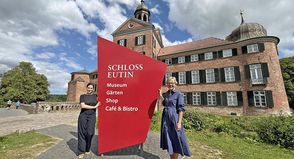 Andrea Haarer (links) und Brigitta Herrmann laden Interessierte aus dem PLZ-Bereichen Preetz und Plön zum kostenlosen Besuch des historischen Residenzschlosses ein.