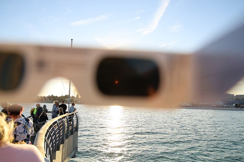 Christan Lück war in Grömitz unterwegs und hat seine Kameralinse mit einer speziellen Brille geschützt. Auf der Seebrücke ist dieses Foto entstanden.
