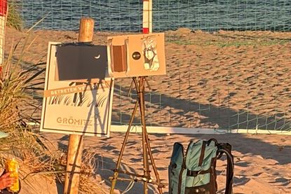 Ein Hingucker war diese selbst gebaute Camera obscura am Grömitzer Strand, mit der das Bild der Sonne auf eine kleine Leinwand projiziert wurde.