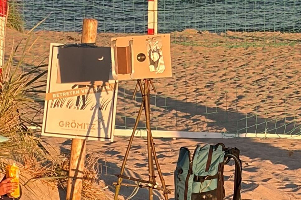 Ein Hingucker war diese selbst gebaute Camera obscura am Grömitzer Strand, mit der das Bild der Sonne auf eine kleine Leinwand projiziert wurde.