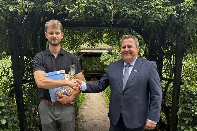 Obermeister Hauke Scheef (re.) gratuliert dem Innungsbesten Jan-Rouven Zoska zu seiner hervorragenden Abschlussprüfung.