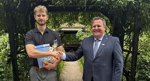 Obermeister Hauke Scheef (re.) gratuliert dem Innungsbesten Jan-Rouven Zoska zu seiner hervorragenden Abschlussprüfung.