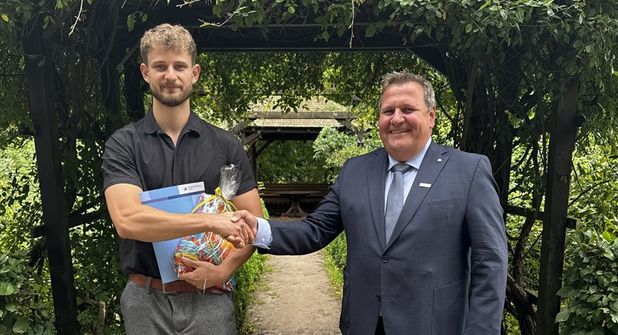 Obermeister Hauke Scheef (re.) gratuliert dem Innungsbesten Jan-Rouven Zoska zu seiner hervorragenden Abschlussprüfung.