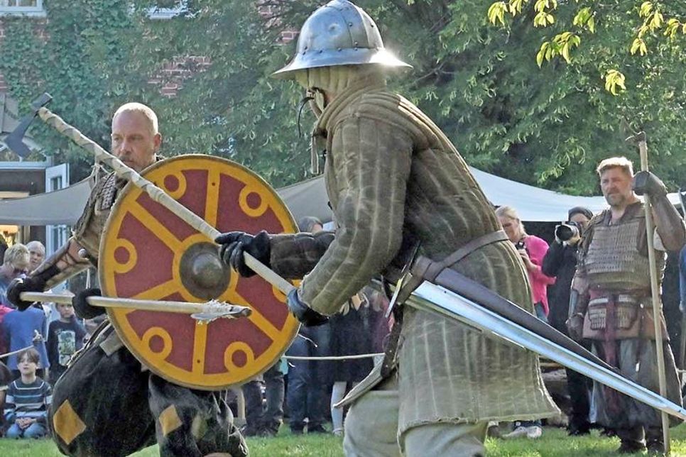 Kampfszene nach mittelalterlichem Vorbild, hier vorgestellt am Kreismuseum in Plön beim Slawentag 2023.