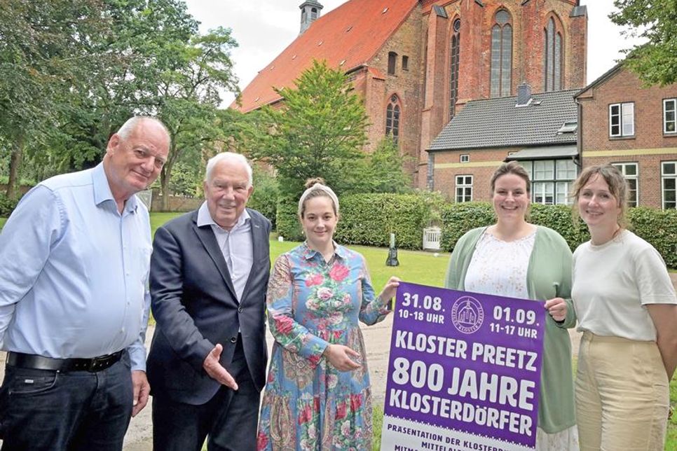Pastor i. R. Christoph Pfeifer, Dipl.Ing. Klaus Dygutsch als Vertreter des mitwirkenden Vereins Turmhügelburg, Priörin Erika von Bülow, Adeliges Kloster Preetz, Charline Jäger und Constanze Groth, Klosterverwaltung (v. l.) laden zum Besuch des Jubiläumsfestes ein und freuen sich auf Groß und Klein am 31. August und 1. September 2024 auf dem Klosterhof.