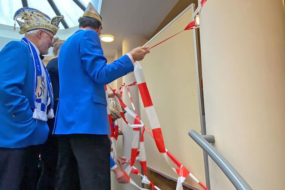 Eine zusätzliche Stellwand konnte die närrische Truppe nicht aufhalten.