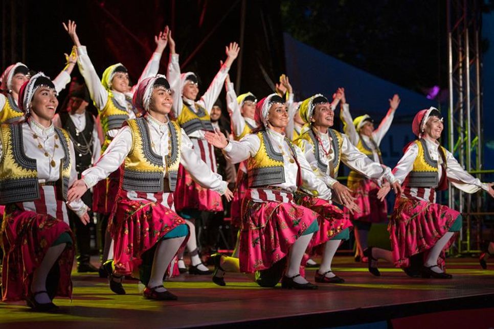 Tänzerinnen in traditionellen farbenfrohen Trachten begeistern das Publikum mit einer lebhaften folkloristischen Darbietung beim Folklorefest in Neustadt.
