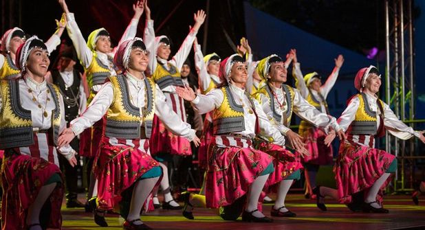 Tänzerinnen in traditionellen farbenfrohen Trachten begeistern das Publikum mit einer lebhaften folkloristischen Darbietung beim Folklorefest in Neustadt.