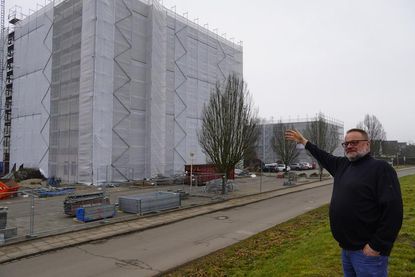 Stephan Kurzenberger zeigt auf die während der Bauphase verhüllten Gebäude.