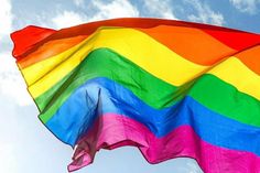 Die Regenbogenflagge gilt als Zeichen für Toleranz und Akzeptanz der Vielfalt von Lebensformen.