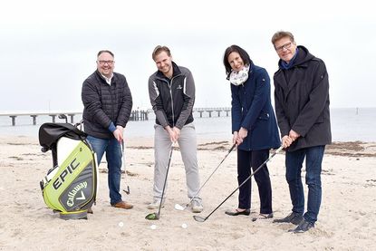 Sebastian Ritter (Maritim Golfpark Ostsee, von links), Golflehrer Daniel Schlesinger (Paul Dyer Golf), Birgit Krause (Golfresort Strandgrün) und Tourismuschef Joachim Nitz beim Probeschlag am Timmendorfer Strand.