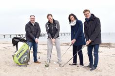 Sebastian Ritter (Maritim Golfpark Ostsee, von links), Golflehrer Daniel Schlesinger (Paul Dyer Golf), Birgit Krause (Golfresort Strandgrün) und Tourismuschef Joachim Nitz beim Probeschlag am Timmendorfer Strand.