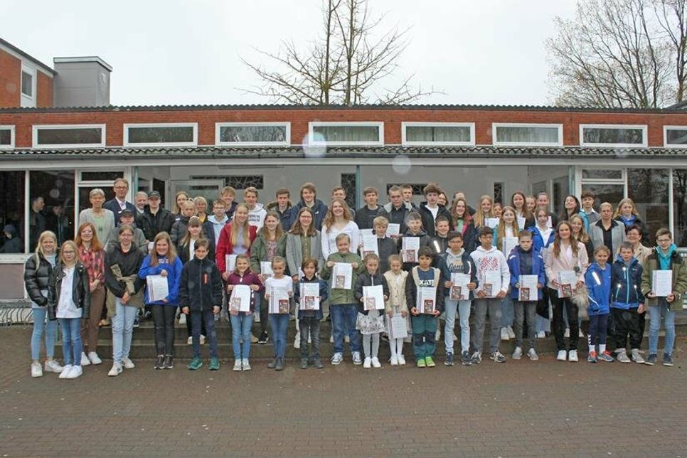 Die geehrten Sportlerinnen und Sportler mit Vertretern des Kreissportverbandes und der Sparkasse Holstein.