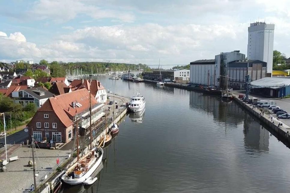 Derzeit befinden sich auf der Westseite des Neustädter Hafens lediglich unter anderem Liegeplätze für Traditionsschiffe und den Fischbrötchenkutter.