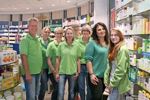 Dr. Ralf Stolley mit Ramona Lademann, Hilke Demel, Ulrike Severin, Insa Pape, Susanne Kalfier, Swenja Will und Tessa Pawelzik (v. lks.). Des Weiteren gehören Sybilla Rybacki und Isabel Kirner zum Team.
