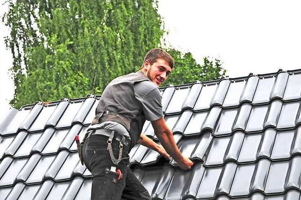 Aufstiegschancen inklusive: Der Beruf des Dachdeckers ist vielfältig und an die Ausbildung schließen sich sehr gute Berufsperspektiven an. Foto: djd/dachdeckerdeinberuf.de/ZVDH.