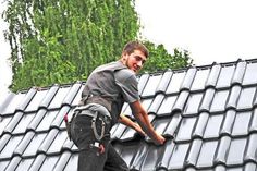 Aufstiegschancen inklusive: Der Beruf des Dachdeckers ist vielfältig und an die Ausbildung schließen sich sehr gute Berufsperspektiven an. Foto: djd/dachdeckerdeinberuf.de/ZVDH.