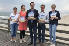 Doris Wilmer-Huperz (Pressesprecherin TALB), Sonja Wolpers (Leitung Produktmarketing TALB), Henrik Fels (Geschäftsführer FreshView), Joachim Nitz (Geschäftsführer Timmendorfer Strand Niendorf Tourismus) und Anja Stamp (Assistenz Marketing Timmendorfer Strand Niendorf Tourismus) (v. lks.) präsentieren das neue Magazin.