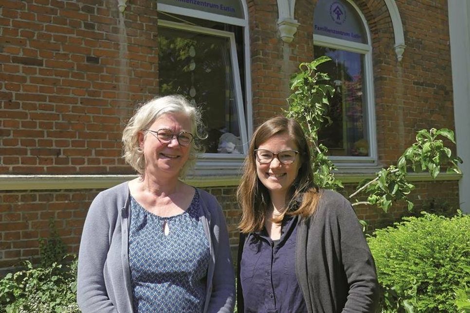 Stefanie Dreller vom Familienzentrum in Eutin (hier mit ElternChancenKoordinatorin Karen Hellmann) freut sich, mit dem Projekt ElternChancen nun auch Eltern von Kindern im Grundschulalter Unterstützung und Begleitung anbieten zu können.