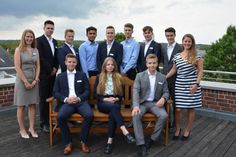 Die Ausbildungsverantwortlichen Marisa Rönnfeld und Wibke Wrobel (außen) mit Justin Wilkens, Dustin Garbow, Obid Haris, Tjark Schneider, Julian Littwin, Lasse Radmer, Linus Hieber sowie sitzend: Marvin Schmidtke, Bente Schädlich und Benjamin Müller (v. lks.).