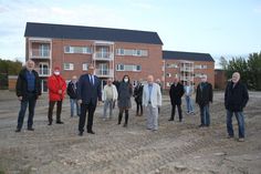 Bürgermeister Mirko Spieckermann, Bürgervorsteher Sönke Sela, Amtsleiterin Bauamt Antje Weise, Mitglieder des Planungs-, Umwelt- und Bauausschusses sowie Vertreter der Firma Gollan beim Besichtigungstermin.