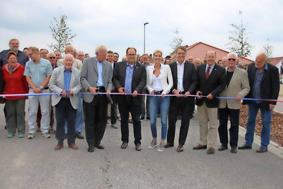 Zur offiziellen Übergabe des Baugebiets an die Stadt schnitten Sönke Sela, Reinhard Sager, Mirko Spieckermann, Katrin und Thilo Gollan, Friedrich-Karl Kasten, Volker Weber und Willy Heckel (v. lks.) symbolisch das Band durch.