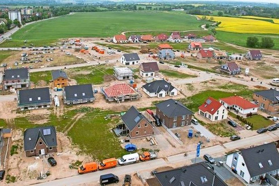Mit dem Befüllen der Zeitkapsel wurde im Juni 2018 der Grundstein für das Baumeister-Mehrfamilienhaus mit 21 Wohnungen gelegt.