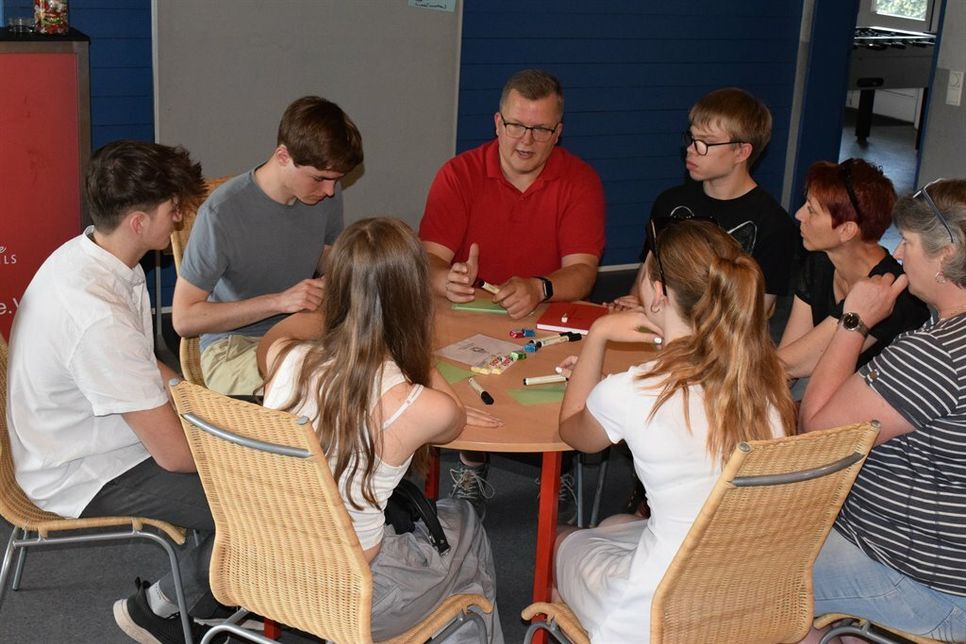 Wie können feste Beteiligungsstrukturen für ihre Ideen in Preetz geschaffen werden? – Jugendliche diskutierten mit Stadtvertretern über verschiedene Möglichkeiten.