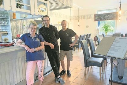 Alexandra und Torsten Wegner und ihr langjähriger Mitarbeiter Jens Blohm (v. lks.) sorgen mit viel Herzblut und gastronomischer Erfahrung für vielfältige Gaumenfreuden und Urlaubsflair.